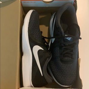 Black & white nike tanjun sneakers